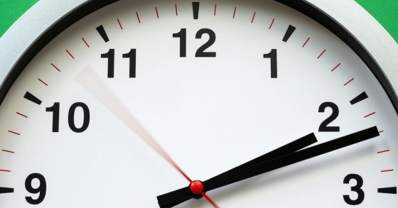 relógio a apontar para as duas horas