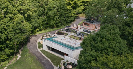 La ampliación del Balneario y Reserva Termal de Balnea, ubicada en los montes Apalaches de Quebec, ha sido diseñada por el estudio MacKay-Lyons Sweetapple Architects.