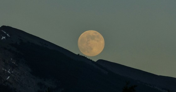 superlua nas montanhas