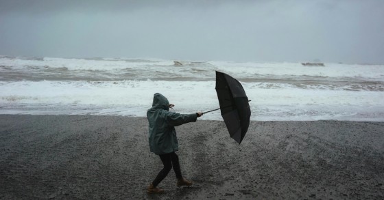 trausente com guarda chuva na praia