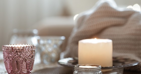 come togliere le macchie di cera dai tessuti