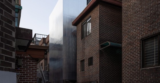 Renovada por el estudio Atelier Itch, la Casa Bomun se encuentra en una estrecha calle de Seúl.