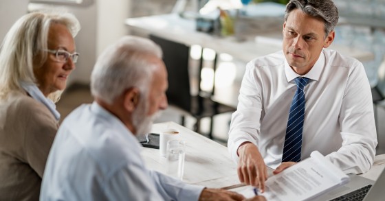 Homem no notário a fazer o seu testamento