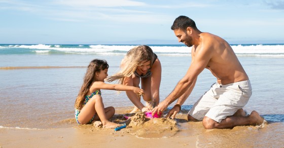 família na praia