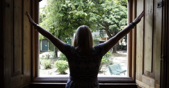 como tirar cheiro de mofo do quarto