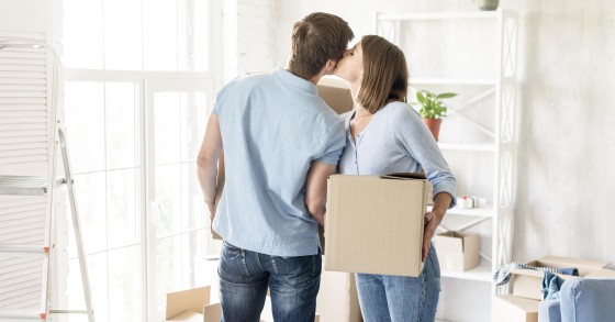 Casal na sua casa nova