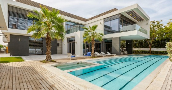 deck de madeira junto a piscina