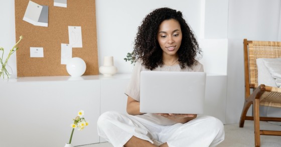 jovem a utilizador o computador 