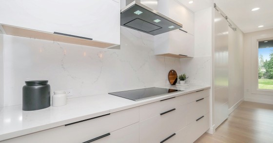 placa elétrica em cozinha branca