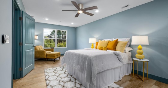 Quarto colorido e relaxante