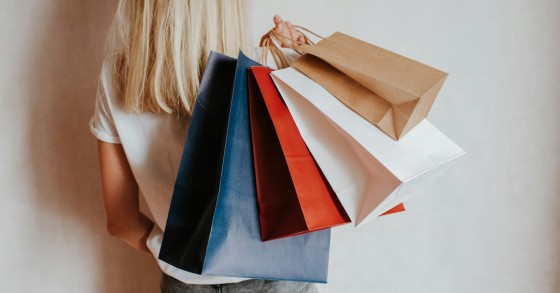 rapariga com sacos de compras