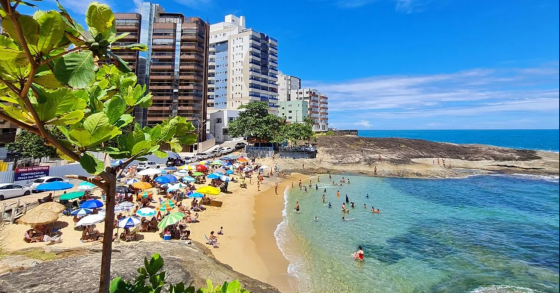 A praia radioativa do Brasil onde nadam milhares de pessoas
