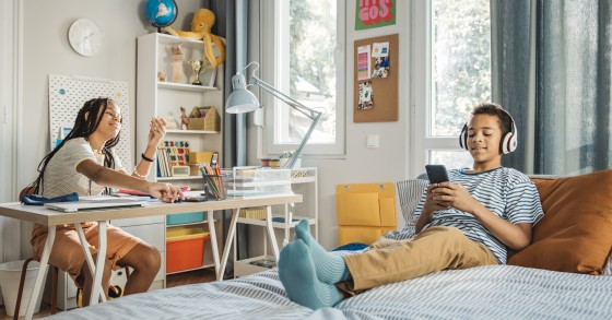 Organizar o quarto para os irmãos