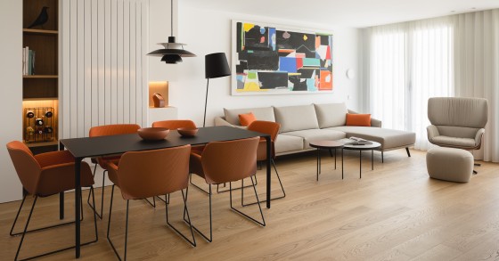 Sala com obra de arte