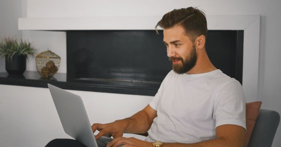 Homem ao computador