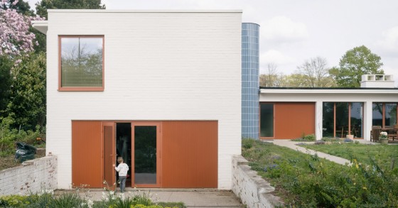 Este bungaló en Gante de mediados del siglo XX ha sido objeto de una renovación respetando su historia.