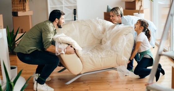 Família a mobilar casa