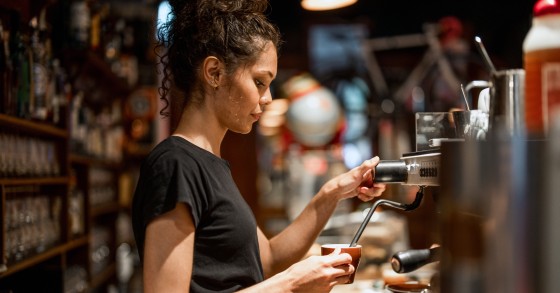 Jovens a trabalhar fora da área de estudo