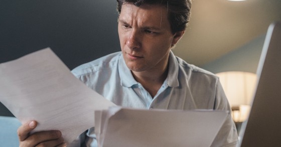 jovem com papel na mão