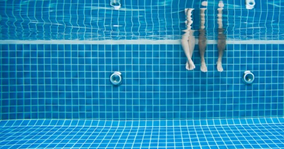 pernas na piscina