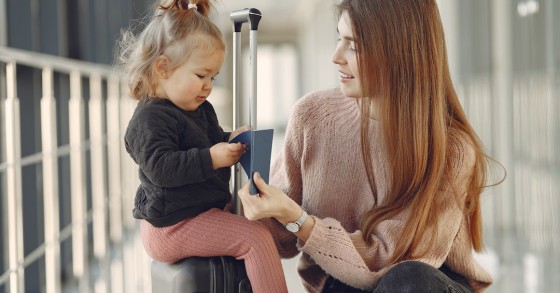 mãe e criança no aeroporto