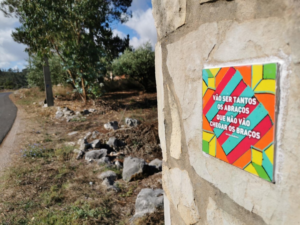 Há uma aldeia em Portugal com obras de artistas do mundo inteiro bem