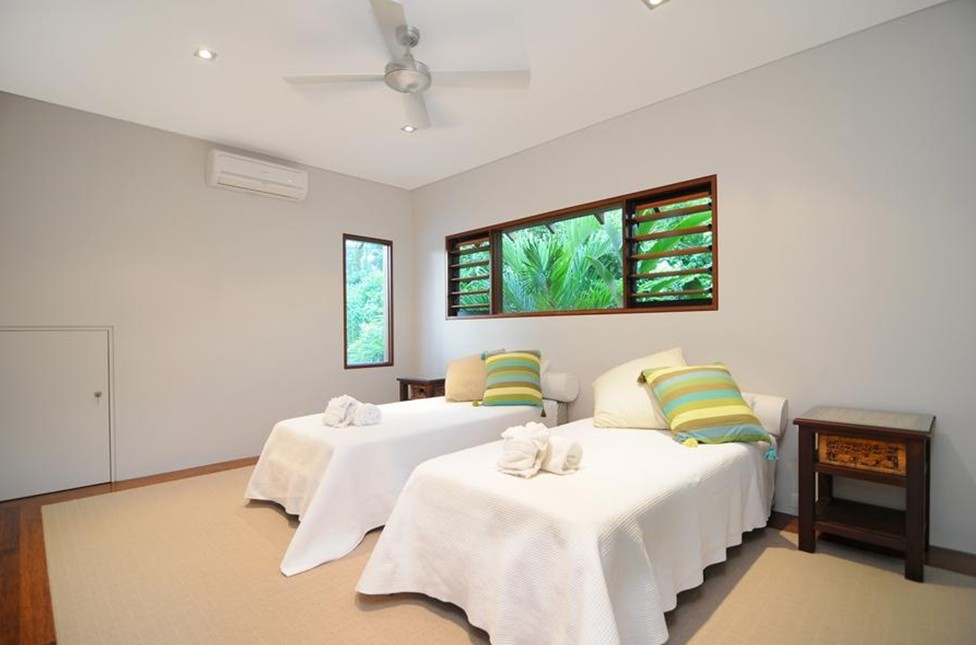 Uma curiosa casa redonda construída em torno de uma árvore