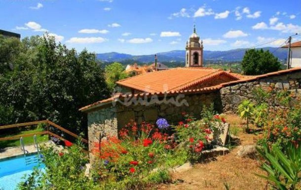 vista panorâmica da casa na vila de caldelas casas de fim-de-semana: piscina com vista para as montanhas do minho (fotos)