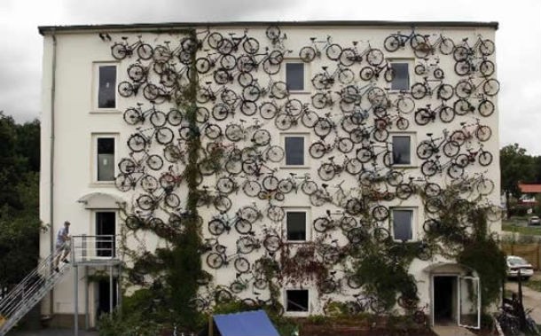 alemanha: casa com mais de 100 bicicletas até ao telhado (fotos)