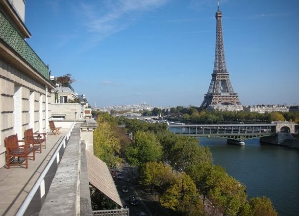 a vista que se tem é impressionante, com a torre eiffel e o rio sena como pano de fundo casas de sonho: cobertura de luxo com vista para a torre eiffel, paris (fotos)