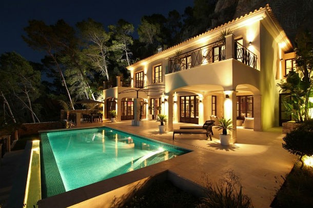 a "villa can siruell" tem 500 m2 e é composta por amplas varandas e uma piscina casa-ensueno-mallorca-PortAndratx1