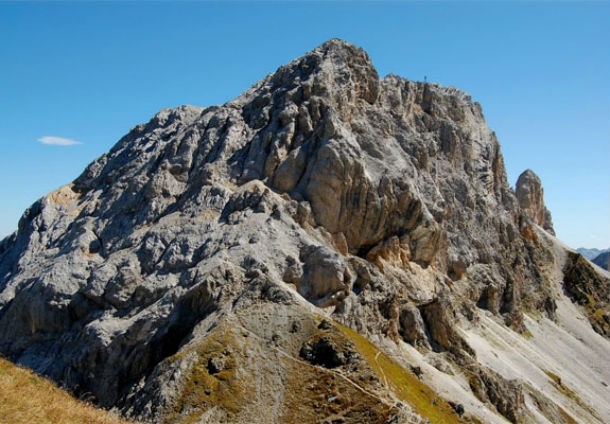 uma das montanhas, a grobe kinigat, será vendida por pelo menos 92 mil euros há duas montanhas à venda na áustria