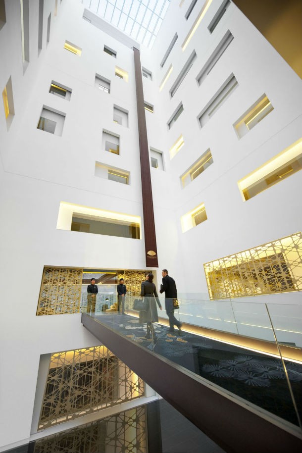 barcelona_04_entrance_catwalk_sm_0