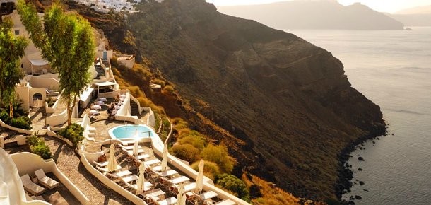 vista impessionante sobre o hotel e sua localização, nas falésias de oia hotel mystique: à beira das falésias da ilha de santorini (fotos)