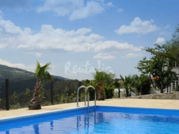 a quinta tem uma piscina com vista para a paisagem verde das serras da região casas de fim-de-semana: mini moradias com jardim a poucos metros da praia dos olhos de água (fotos)