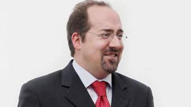 álvaro santos pereira, ministro da economia e do emprego governo corta nas novas concessões de auto-estradas