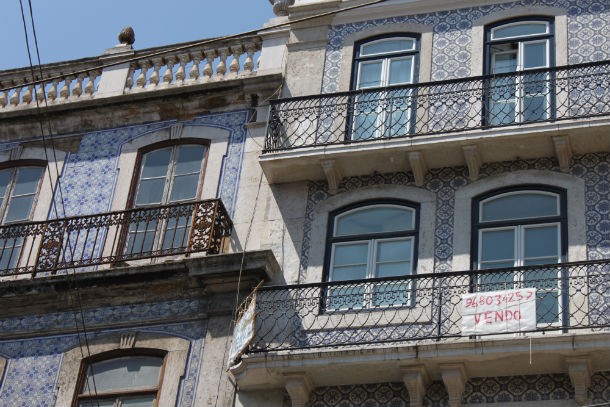 nas casas penhoradas pelos bancos o crédito é garantido até 100 por cento, o que facilita a venda imobiliárias apostam nos imóveis penhorados para fugir à crise