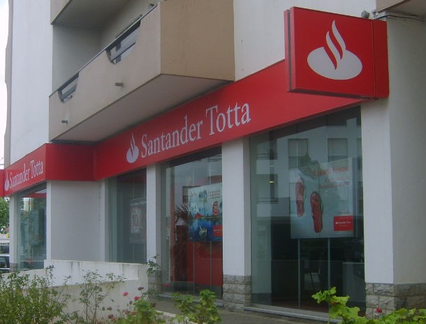 quatro maiores bancos privados com lucros pela metade