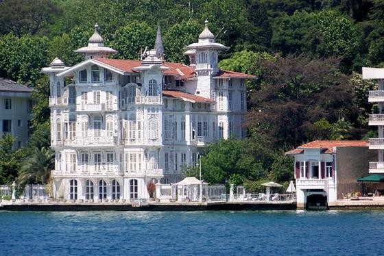 as "yalis" ficam na margem do bósforo (estreito que dá acesso ao mar negro) onde fica um bairro tão caro como manhattan?