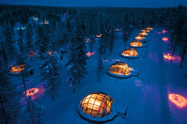 hotel kakslauttanen permite ver um inesquecível espectáculo de auroras boreais igloo-village