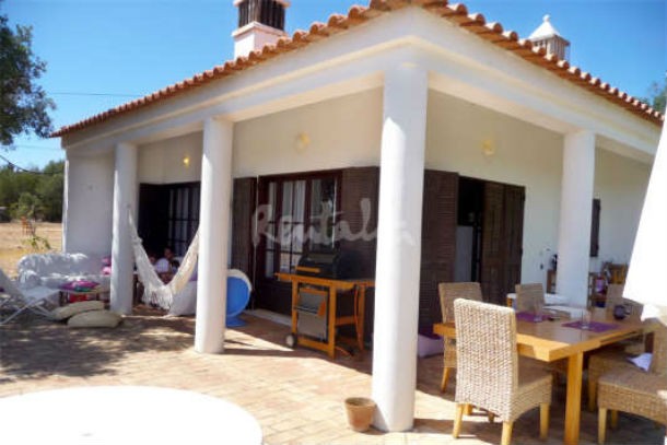 localizada em vila franca do campo, a casa tem piscina e encontra-se a 50 metros da praia casas de fim-de-semana: no campo com vista para o mar e ria do alvor (fotos)