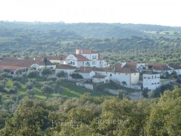 a aldeia é constituída por um conjunto arquitectónico de 20 mil m2 de área habitável aldeia do marvão já tem comprador interessado