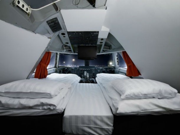 hotel jumbo stay: dormir a bordo de um avião em estocolmo (fotos)