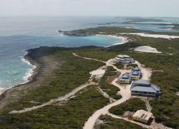 vista aérea de cave cay, nas bahamas cave cay, uma ilha de sonho à venda no coração das bahamas (fotos)