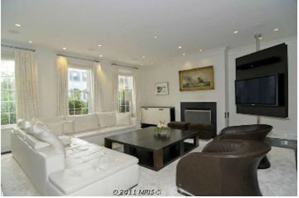 theres-a-lovely-living-room