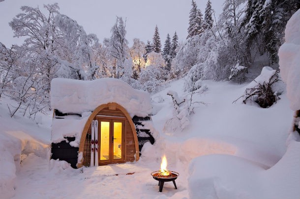 o podhotel está localizado nas montanhas de flims podhotel: refúgio ecológico num manto de neve suíço (fotos)