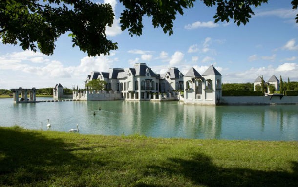 vista panorâmica do exterior da mansão casas de sonho: castelo moderno no meio de um lago com cisnes (fotos)
