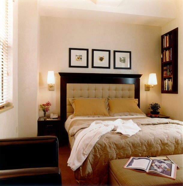 LibraryHotelFairyTalesRmDeluxeQueen_Bed