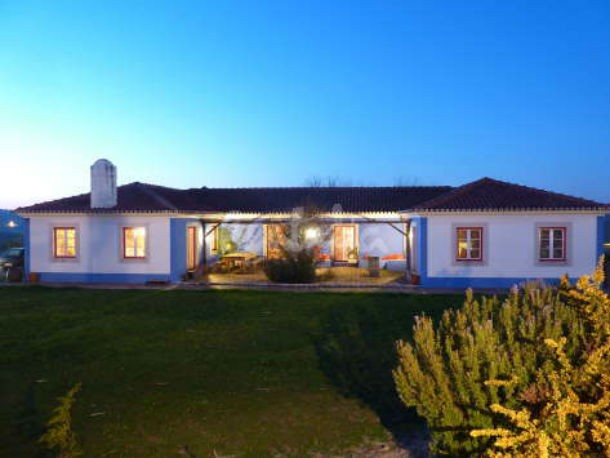 a casa, que está localizada no gradil, tem 4.500 m2 de jardim e uma piscina 1_59