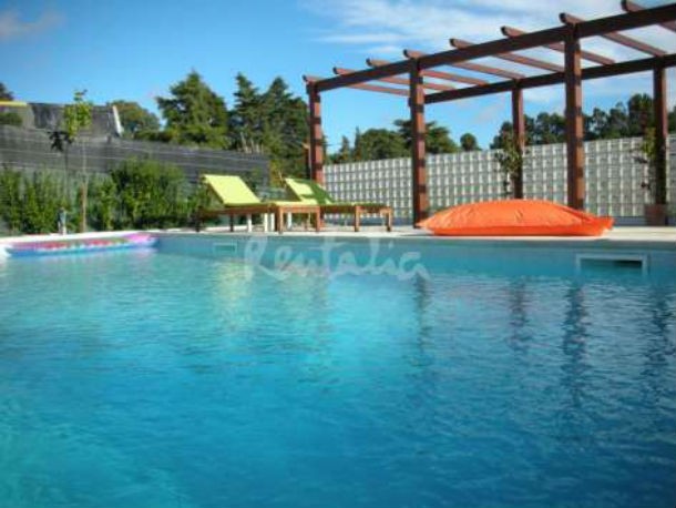 casa tem piscina, jardim privativo e um agradável alpendre 5_2